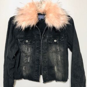 Jean jacket with removable fur collar
